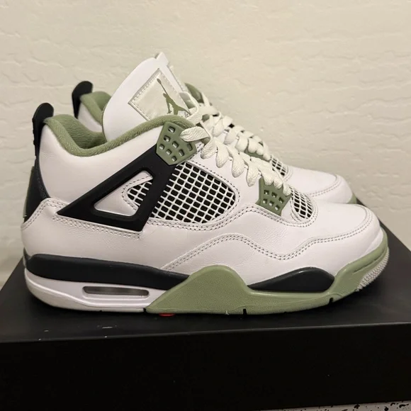 Women’s Jordan Seafoam 4s - Picture 5 of 7